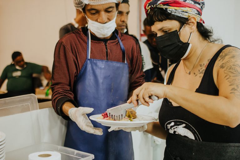 Projeto Ação de Rua realiza oficina de trabalho em cozinha industrial na Nave Coletiva. Inscreva-se!