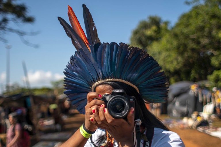 Mulheres amplificam as vozes do movimento indígena e são motivo de inspiração para novas comunicadoras . Foto: Mídia Ninja