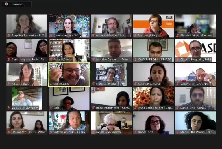 Mais de 60 pessoas de organizações sociais de todo o Brasil participaram do debate.