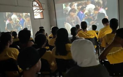 Cinema na Casa Semifusa: jovens assistem e debatem filme sobre Racionais em Ribeirão das Neves