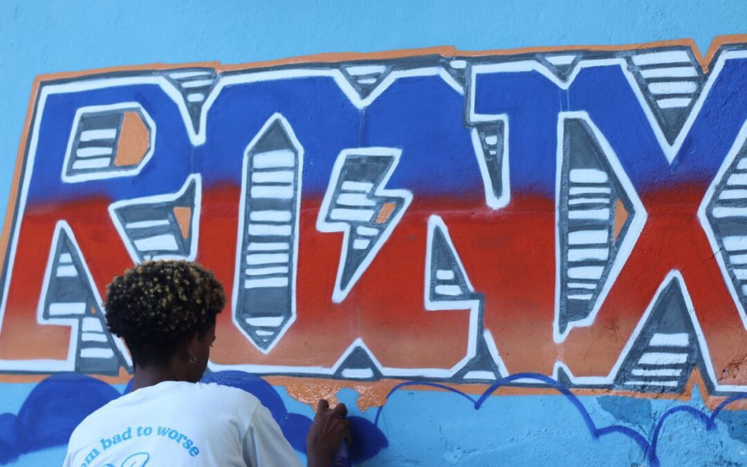 Compacto.Arte dá cores e brilho às paredes da Casa Coletiva em Divinópolis