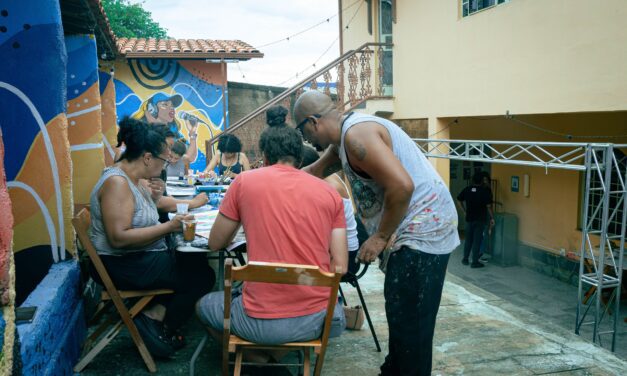 Semifusa recebe oficina “Cola com Nois” para fomentar a arte urbana através do lambe-lambe